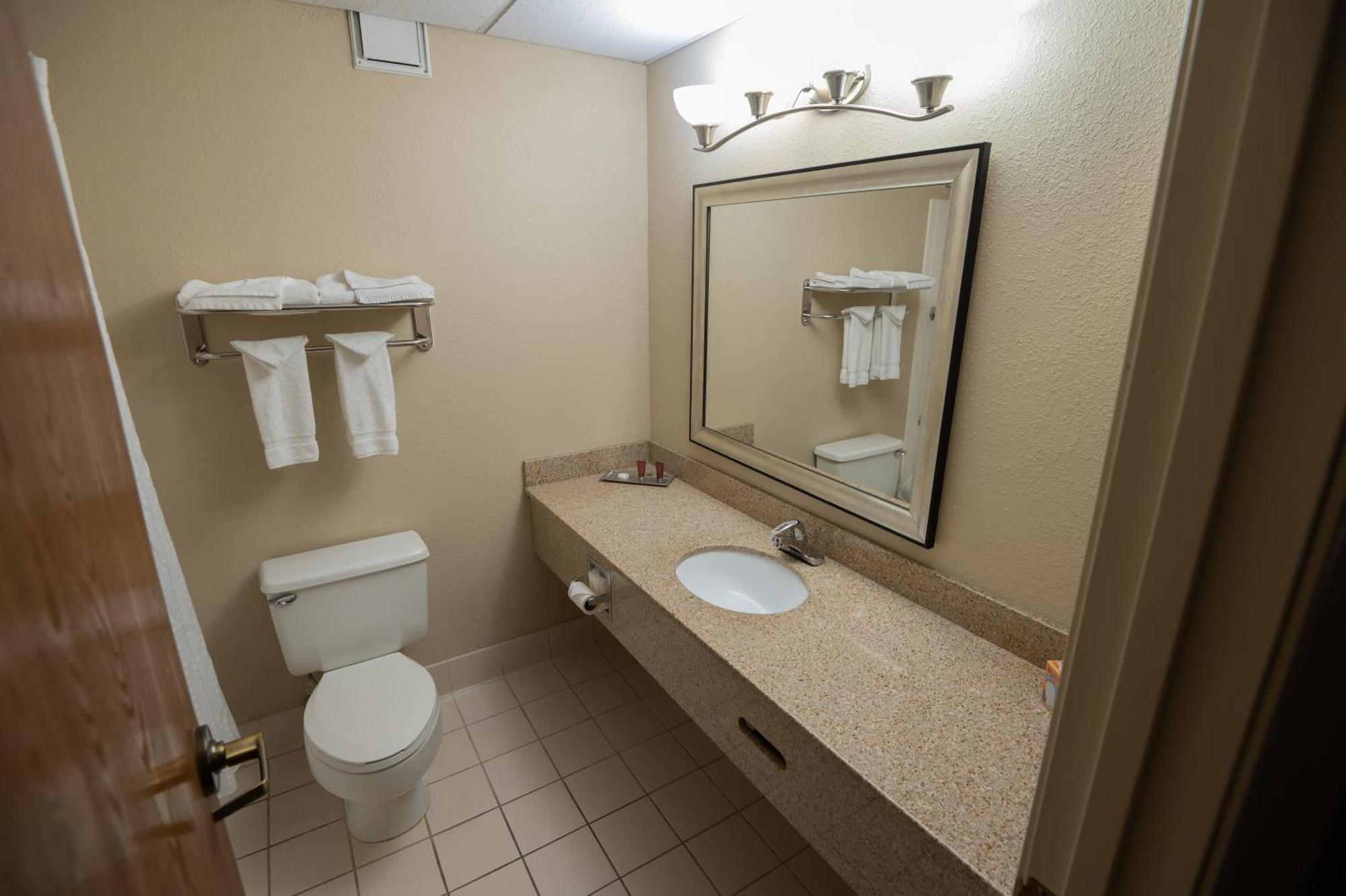 Quality Inn & Suites Downtown Mansfield Eksteriør billede